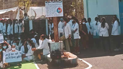 Ayush students stage dharna in Bhopal