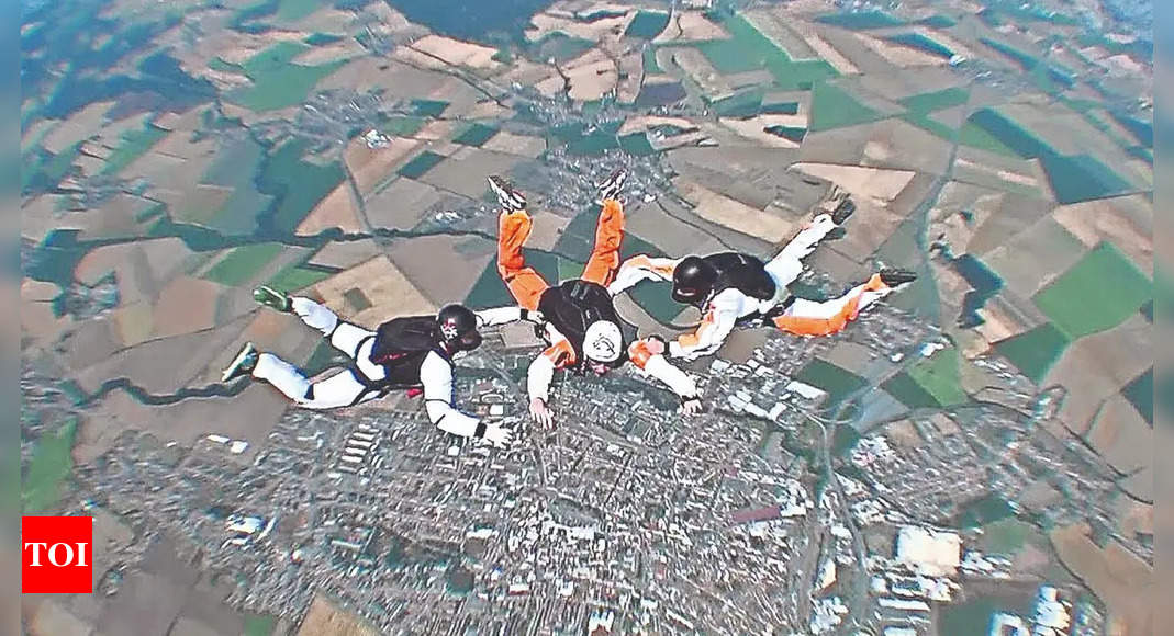 Skydiving show in Maidan may delay flights tomorrow