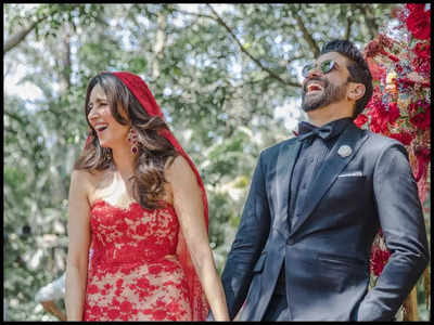 Inside picture of newlyweds Farhan Akhtar and Shibani Dandekar cutting a mouthwatering 2-tier cake from Ritesh Sidhwani's party goes viral