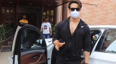 Tiger Shroff gets spotted outside a dubbing studio
