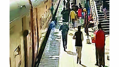RPF constable saves man stuck in gap between train & platform