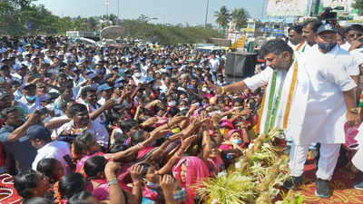 Karnataka: Lingayat seer joins Congress padayatra