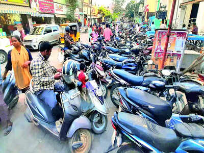 மதுரை மீனாட்சி அம்மன் கோவில் அருகே சட்டவிரோத வாகன நிறுத்தம் மற்றும் ...