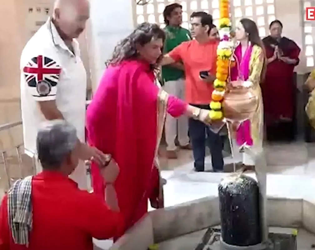 
Hrithik Roshan's parents perform pooja at a Shiv temple on Mahashivratri
