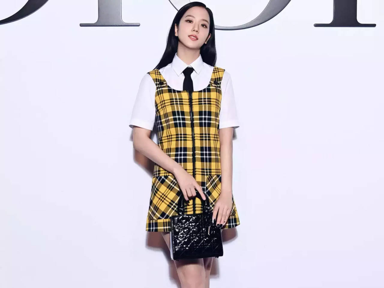 Jisoo turns heads at Dior fashion week show in Paris