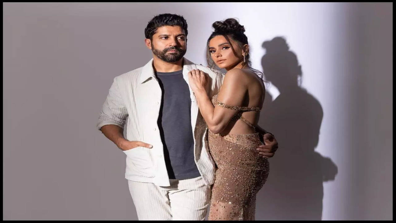 New bride Shibani Dandekar rubbishes pregnancy reports with a fun video;  reveals the real reason behind her bloated stomach | Hindi Movie News -  Times of India