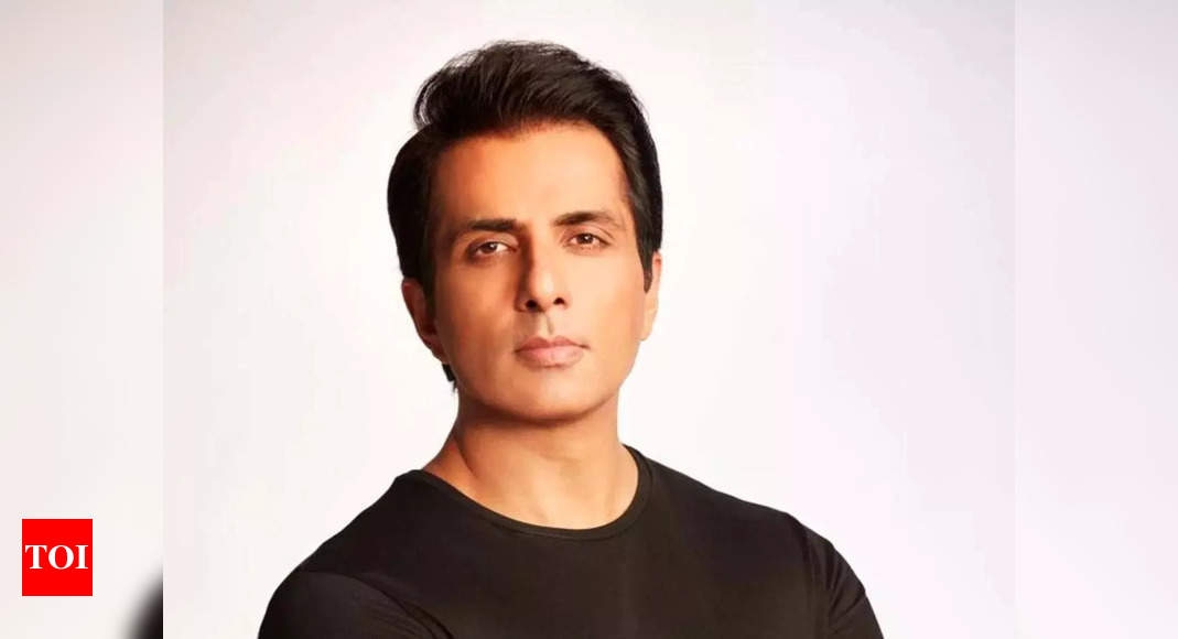 Sonu Sood turns saviour yet again; comes forward to help Indian students get back from war-hit Ukraine; watch videos – Times of India ►
