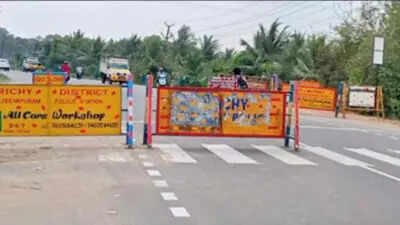 திருச்சி - கரூர் தேசிய நெடுஞ்சாலையில் வைக்கப்பட்டுள்ள தடுப்புகளால் விபத்துகள் அதிகரிப்பு - Times of India