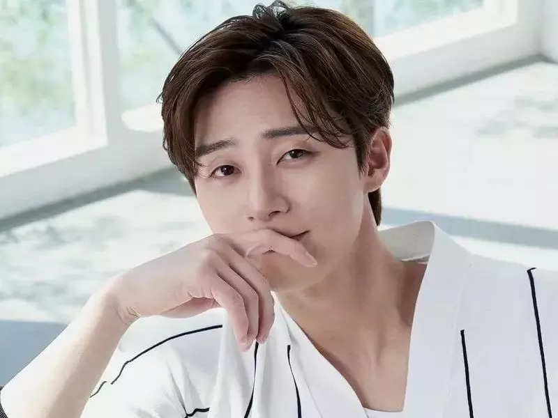 Park Seo Joon leaves for Hungary to shoot his next with IU after recovering from COVID-19