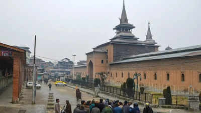 After 30 weeks, Srinagar’s Jamia Masjid reopens for devotees