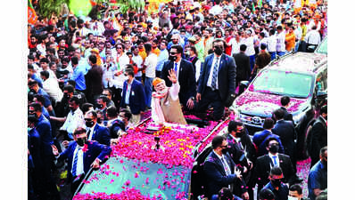 Campaigning in Kashi peaks with grand Modi road show