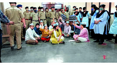 AAP leaders charged with rioting after protest at SMC