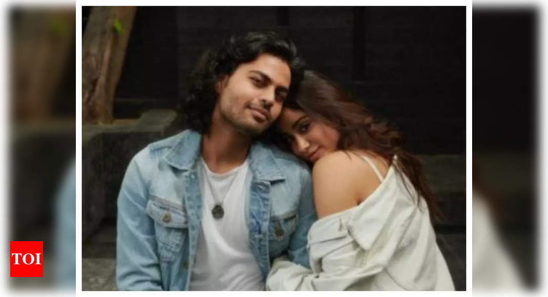 Throwback! Janhvi Kapoor once revealed that rumoured boyfriend Akshat Ranjan is scared to hang out with her for THIS reason! – Times of India