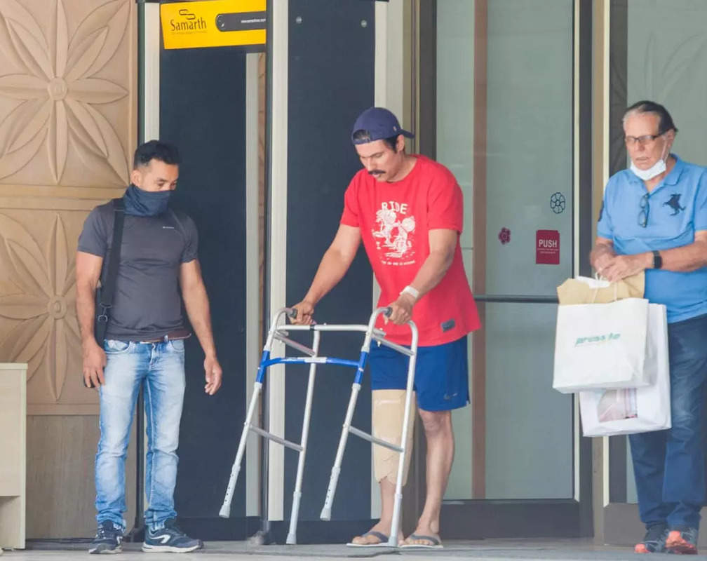 
Randeep Hooda gets discharged from the hospital after undergoing knee surgery
