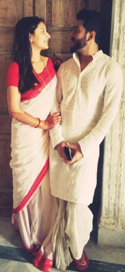 Pin by Sourajit Ghosh on Bengali couple poae | Wedding couple poses, Bride  photos poses, Couples wedding attire