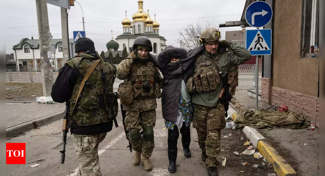 La Russie frappe l’Ukraine depuis les airs, la terre et la mer alors que les civils tentent de fuir