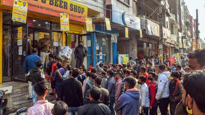 Discount on liquor price giving rise to bootlegging activity, Delhi government to HC