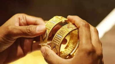 Gold shines past Rs 53,000 per 10gm