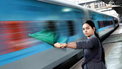 Mumbai: On eve of Women's Day, Central Railway staffers get awards for averting railway mishaps