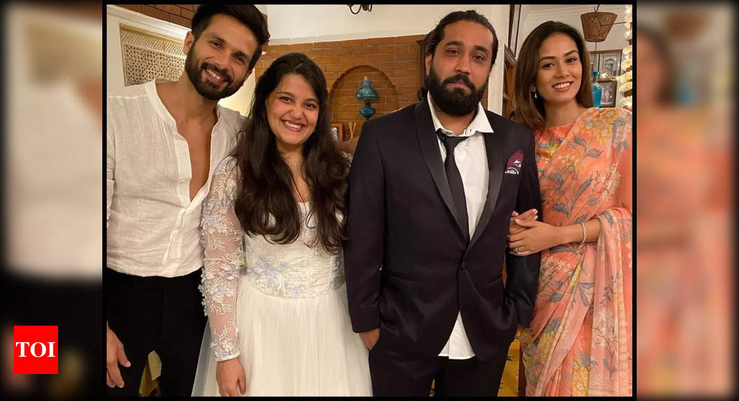 Seema Pahwa shares pictures of newlyweds Sanah and Mayank from post-wedding dinner; Shahid Kapoor, Mira Rajput and others join – Times of India