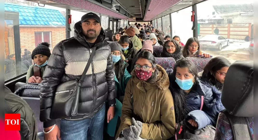 sumy:   600 students evacuated from Ukraine’s Sumy leave for Poland; may board flight home on Thursday | India News – Times of India