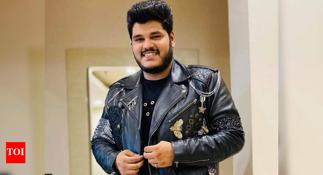 Is Ashish Kulkarni married? 