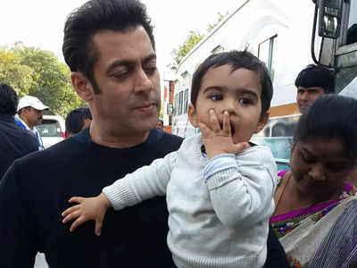 This throwback picture of Salman Khan with a kiddie fan is what Flashback Friday is all about