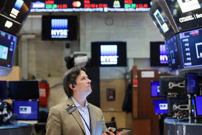 US stocks fall again as uncertainty over Ukraine war persists