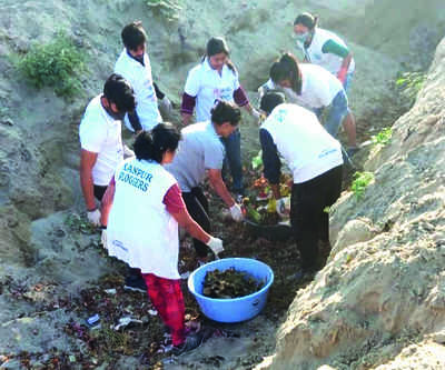 Ploggers pick polythene from Visarjan Ghat of Ganga