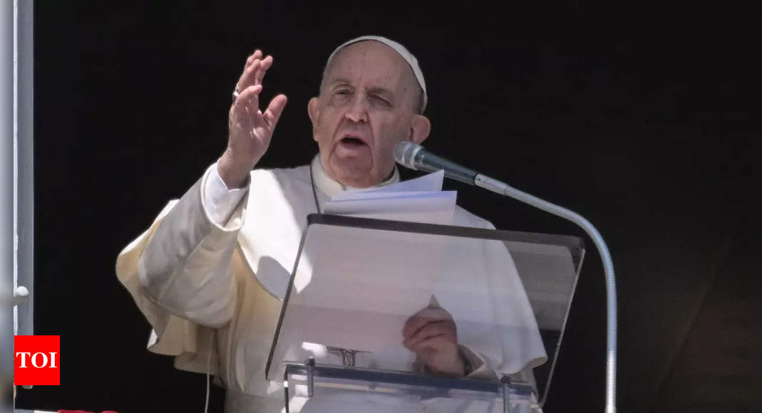Le pape, dans ses commentaires les plus durs à ce jour, qualifie l’invasion de l’Ukraine “d’agression armée”