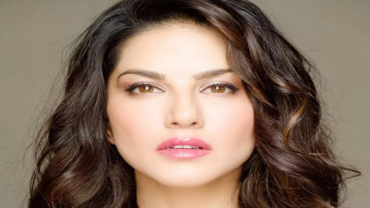 Sunny Leone finds it hard to balance work life and motherhood - Times of  India