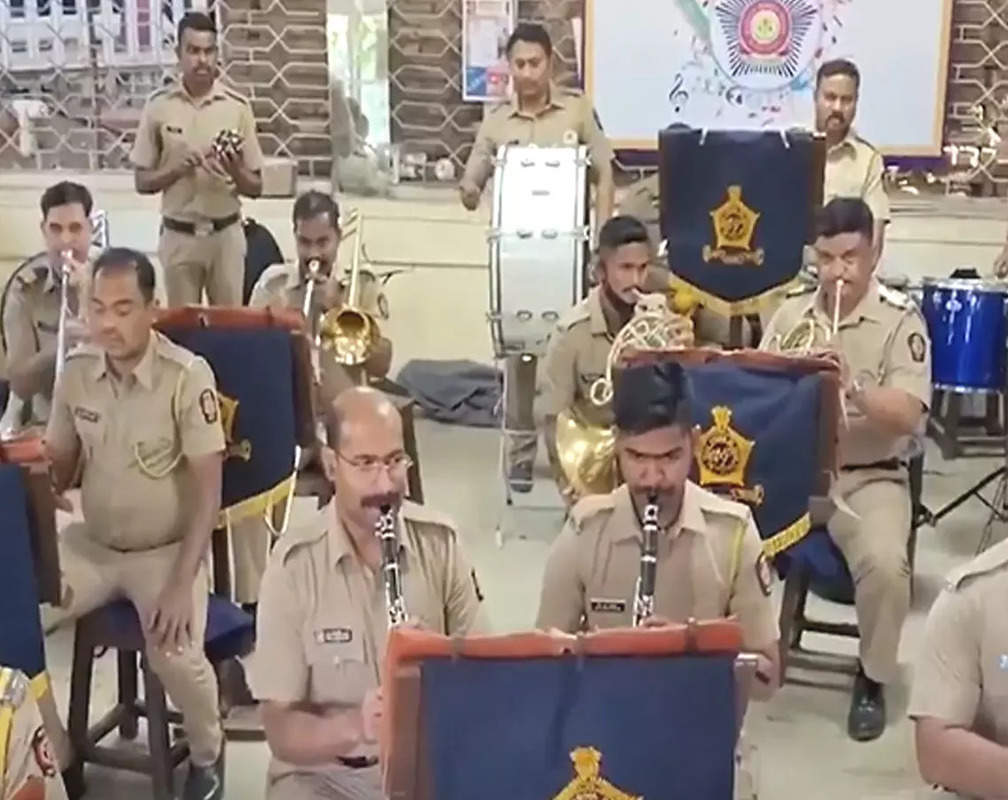 
Mumbai Police’s band performs a rendition of the song 'Srivalli' from Allu Arjun's 'Pushpa: The Rise', wins internet
