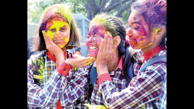Patna gears up for Holi celebrations