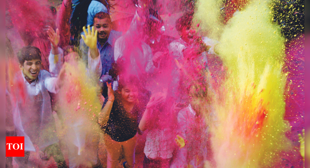 Holi Revelry To Hit Crescendo After Two-year Pandemic Lull | Lucknow News -  Times of India