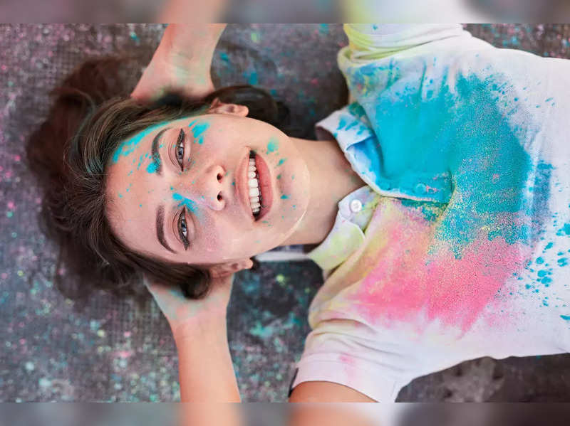 How to clean your face and hair after playing Holi