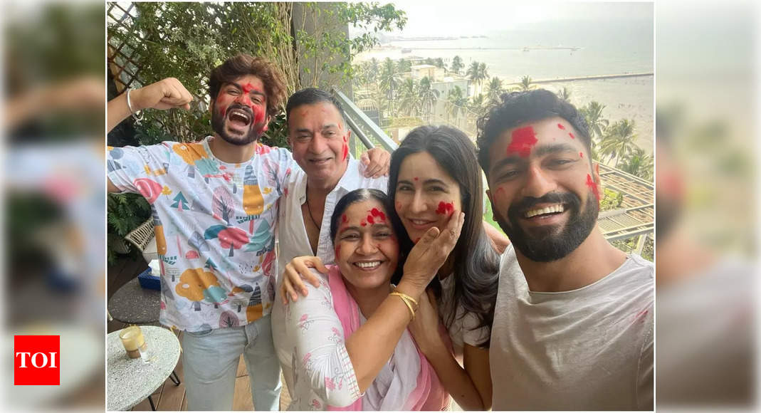 Katrina Kaif And Vicky Kaushal Celebrate Their First Holi As Married Couple With The Kaushals 4548