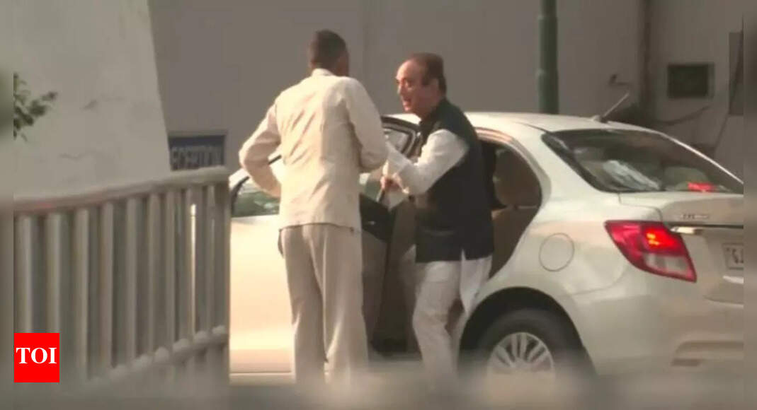 Congress poll debacle: Ghulam Nabi Azad meets Sonia Gandhi