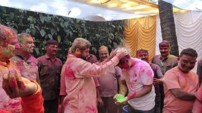 Holi celebrations: Thane ushers in festival of colours with enthusiasm