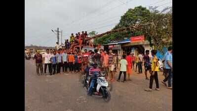 Hundreds throng Sal as Gade festival sparks religious fervour and ...