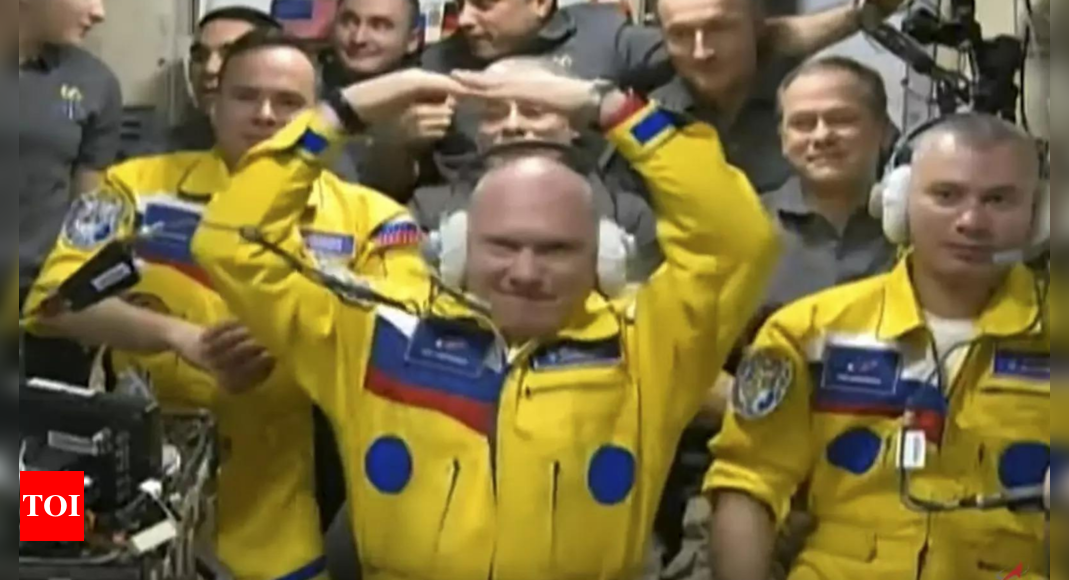 러시아는 우주 비행사가 우크라이나를 지원하기 위해 노란색을 입었다는 생각을 조롱합니다.