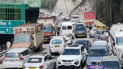 Weekend tourist rush causes long traffic jams in Mussoorie