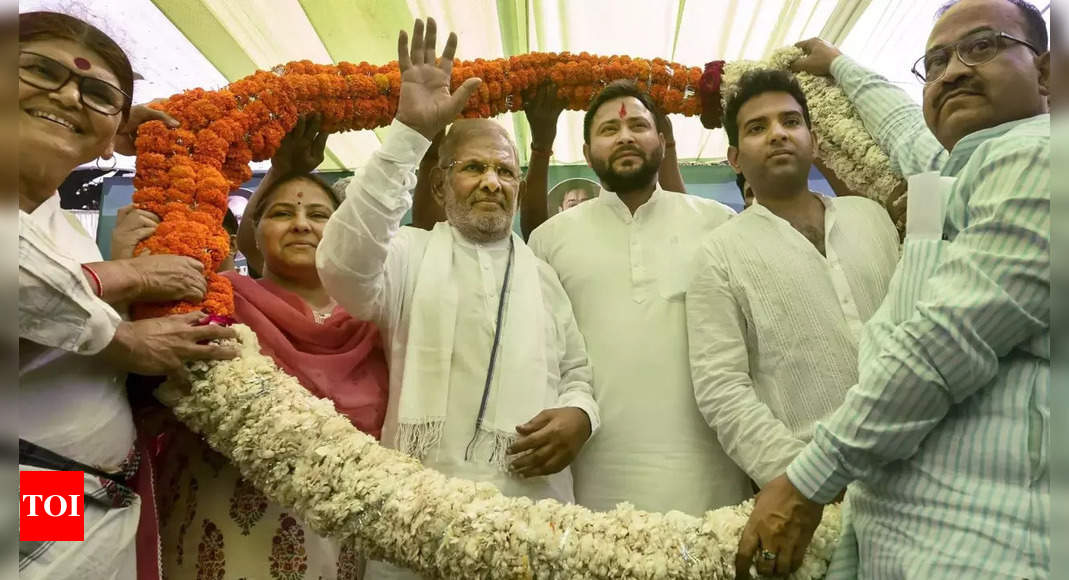 Sharad Yadav merges his RLD with Lalu’s RJD | India News – Times of India