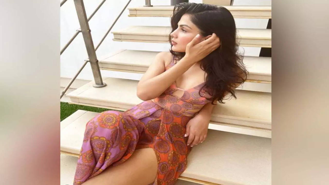 Rhea Chakraborty has seen enjoying the soothing climate in her recent photo  | Hindi Movie News - Times of India