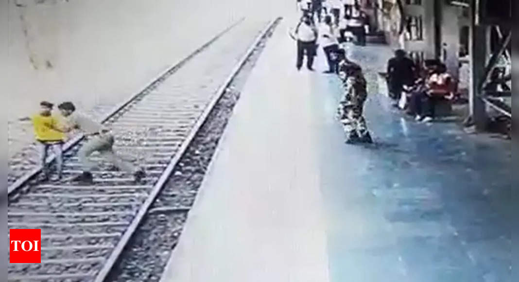 Maharashtra: Railway cop saves suicidal teen in Kalyan | Thane News ...