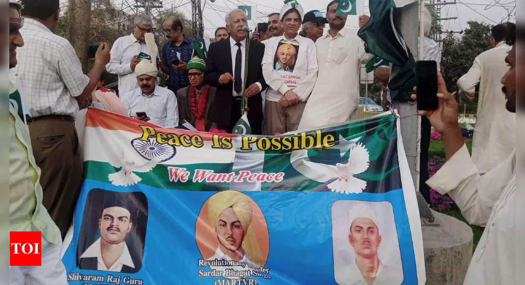 bhagat:  Pak activists pay tribute to Bhagat Singh, raise demand to rename Lahore’s Shadman Chowk after him – Times of India