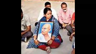 Dehradun: Harish Rawat's daughter sits on protest demanding the removal of an SHO