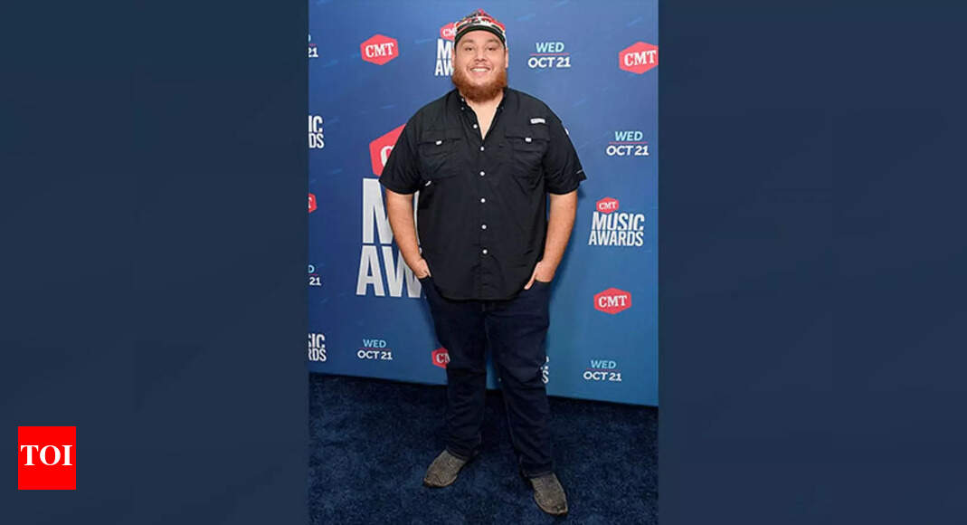 Luke Combs pulled from CMT Awards 2022 performance after contracting