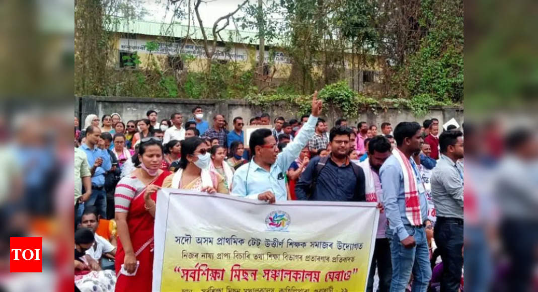 20,000 teachers gherao SSA office over pay, perks – Times of India