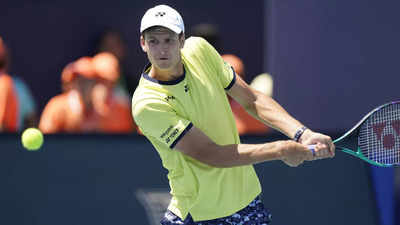 Miami Open: Defending champion Hubert Hurkacz advances, Daniil Medvedev stops Andy Murray, Naomi Osaka gets walkover