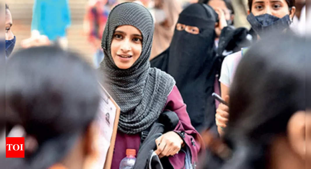 कर्नाटक: हिजाब विवाद के बीच, कर्नाटक परीक्षा की शांतिपूर्ण शुरुआत |  इंडिया न्यूज – टाइम्स ऑफ इंडिया